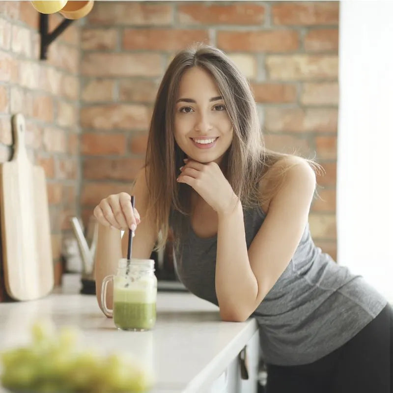 Frau trinkt Dailygreen - Sooperfood nimmt dir den Stress