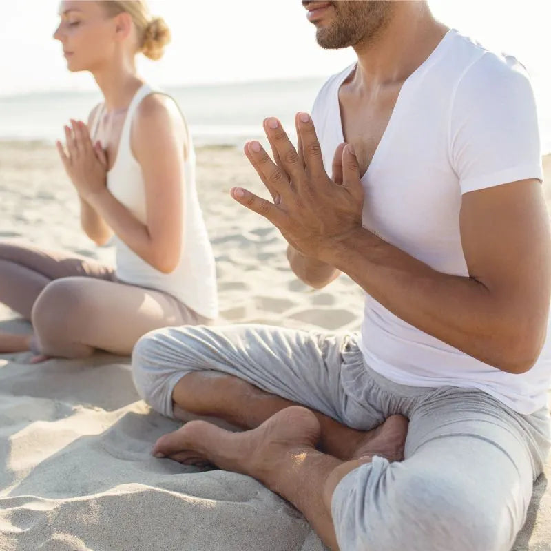 menschen machen Yoga- Sooperfood hilft beim Wohlfühlen